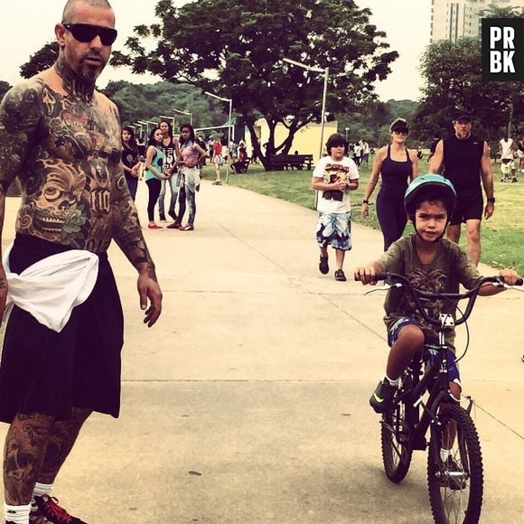 Mais uma foto de Henrique Fogaça, do "MasterChef Brasil", sem camisa e com seu filhinho, para alegrar o seu dia