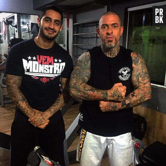 Para manter o corpo em dia na tela do "MasterChef Brasil", o chef Henrique Fogaça precisa pegar pesado na malhação