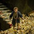 Bilbo Bolseiro (Martin Freeman) procura pedra em meio a tesouro em "O Hobbit - A Desolação de Smaug"