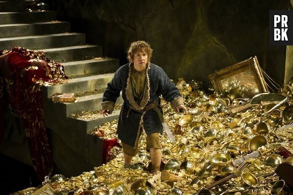 Bilbo Bolseiro (Martin Freeman) procura pedra em meio a tesouro em "O Hobbit - A Desolação de Smaug"