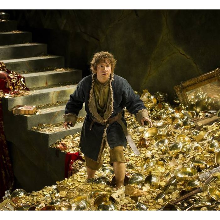 Bilbo Bolseiro (Martin Freeman) procura pedra em meio a tesouro em &quot;O Hobbit - A Desolação de Smaug&quot;