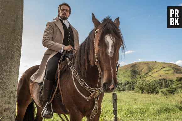 Protagonista de "Além do Tempo", Rafael Cardoso está gravando com Alinne Moraes na Serra Gaúcha