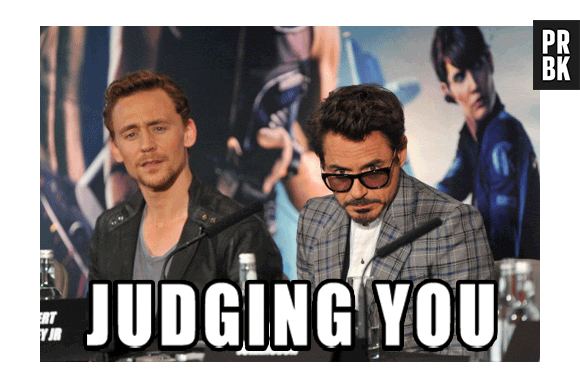 Seus pais julgando todos os seus amigos na festa junina da escola