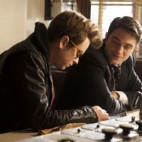 Robert Pattinson e Dane DeHaan, de "O Espetacular Homem-Aranha", aparecem em fotos de novo filme