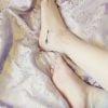 Tatuagens mais simples caem muito bem nos pés