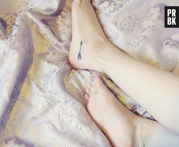 Tatuagens mais simples caem muito bem nos pés