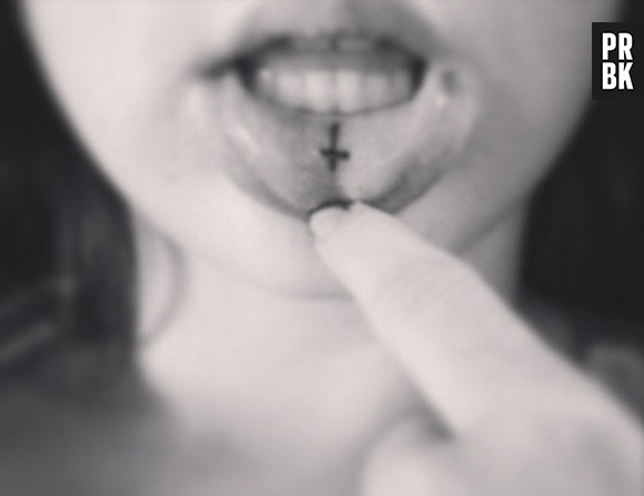 A parte interna do lábio também é uma opção para tatuagens discretas