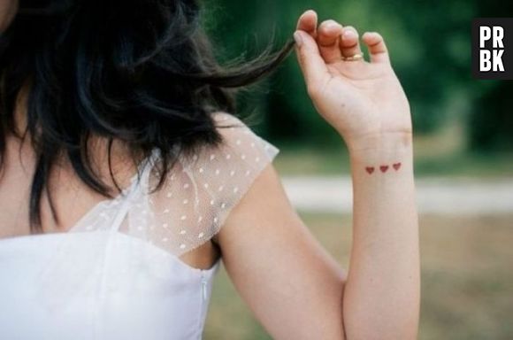 Quem disse que tatuagens pequenas não podem ser coloridas?