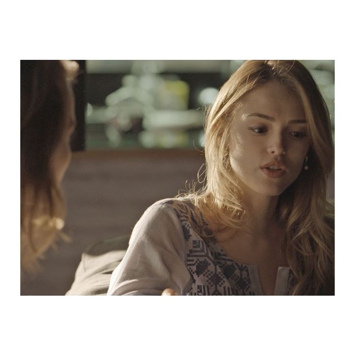Júlia (Isabelle Drummond) acha que não precisa contar para Felipe (Michel Noher) que vai viajar com Pedro (Jayme Matarazzo) em &quot;Sete Vidas&quot;