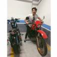  Chay Suede adora andar de moto 