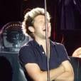 Enquanto Harry Styles, do One Direction, se levantava da queda, Niall Horan só queria saber de rir!
