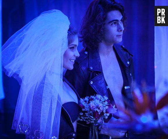 Em "Malhação", Pedro (Rafael Vitti) e Karina (Isabella Santoni) se casam nos sonhos do guitarrista!