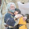 Zípora (Giselle Itié) abraça Jetro (Paulo Figueiredo) em "Os Dez Mandamentos"