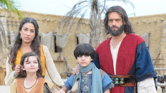 Novela "Os Dez Mandamentos": Moisés, Zípora e filhos se despedem da família e vão para o Egito