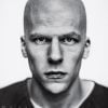 O inimigo número um do Superman, Lex Luthor (Jesse Eisenberg), pode não ter a super força do herói, mas possui US$ 10 bilhões na conta