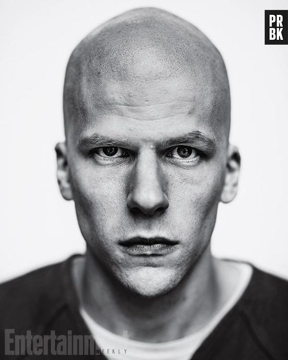 O inimigo número um do Superman, Lex Luthor (Jesse Eisenberg), pode não ter a super força do herói, mas possui US$ 10 bilhões na conta