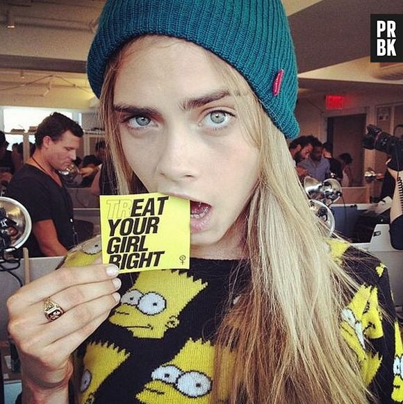 O estilo despojado de Cara Delevingne combina muito com ela. A gata não precisa de maquiagem pra nada