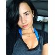  Demi Lovato adora passar uma maquiagem no rosto, mas ela nem precisa 