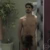 Já pensou em abrir a porta e dar de cara com o Caio Castro totalmente pelado? Foi o que aconteceu em "Amor a Vida"