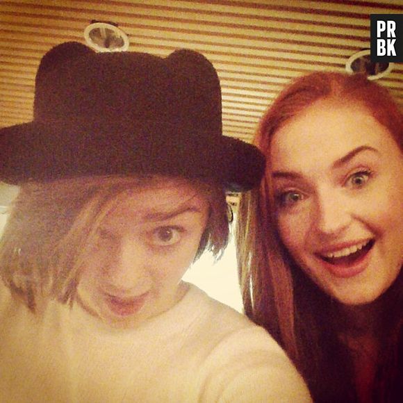 Maisie Williams faz fofoca da vida pessoal de Sophie Turner, de "Game of Thrones", em vídeo no Youtube