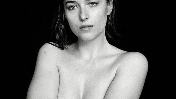 Dakota Johnson, de "50 Tons de Cinza", faz topless e posa sexy para revista AnOther