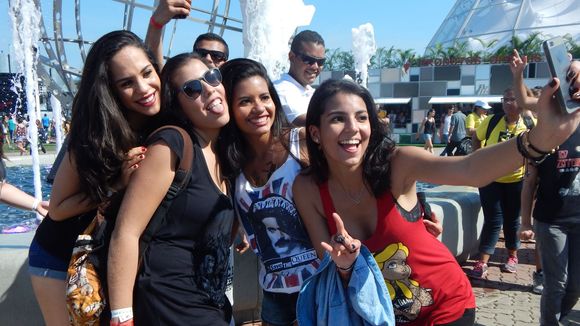 Rock in Rio 2015: fãs do Queen, selfies e looks hippie chic dominam o primeiro dia do festival!