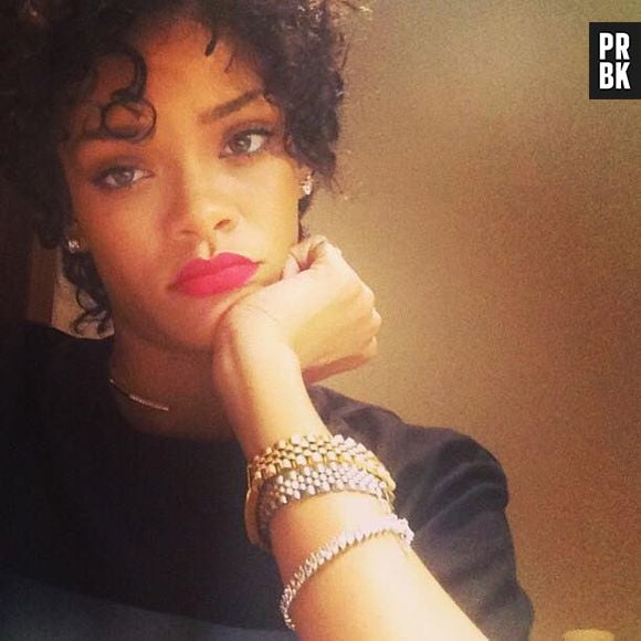 Rihanna aparece sem apliques e exibe cabelo natural no Instagram