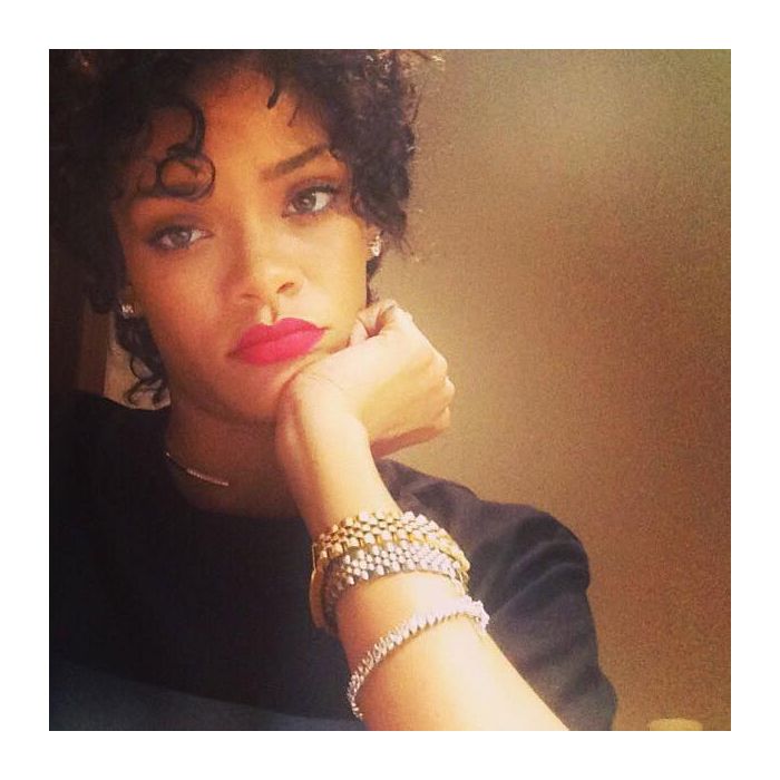 Rihanna aparece sem apliques e exibe cabelo natural no Instagram