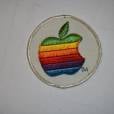 Os computadores da Apple foram os primeiros com imagem colorida, por isso, Jobs mudou o logo da empresa