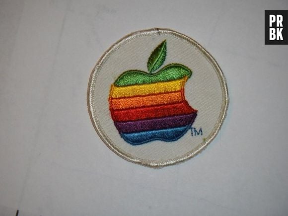 Os computadores da Apple foram os primeiros com imagem colorida, por isso, Jobs mudou o logo da empresa