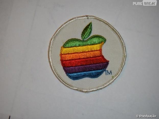 Os computadores da Apple foram os primeiros com imagem colorida, por isso, Jobs mudou o logo da empresa