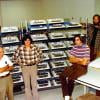 Nas estantes, vários computadores "Apple II" em processo de fabricação