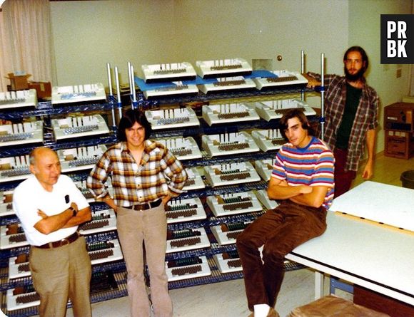 Nas estantes, vários computadores "Apple II" em processo de fabricação