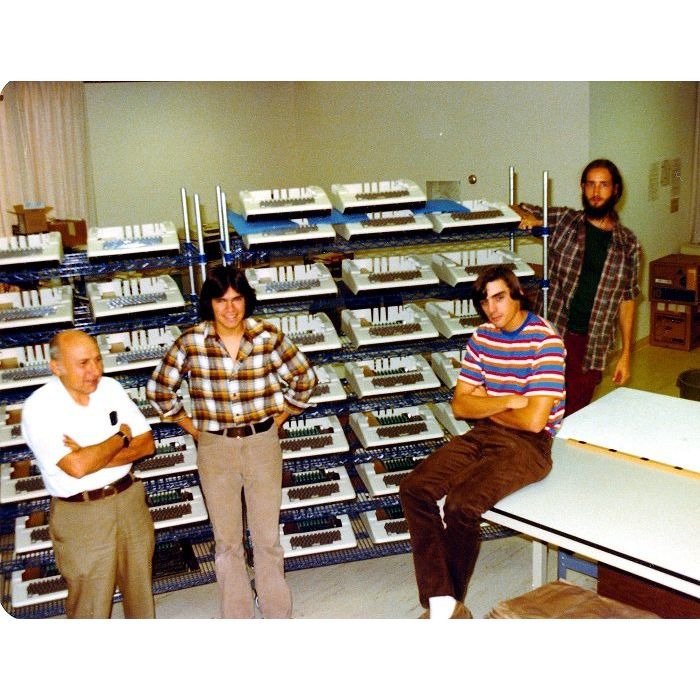 Nas estantes, vários computadores &quot;Apple II&quot; em processo de fabricação