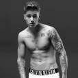 Justin Bieber deixou sua tattoo de cruz no peito à mostra ao posar pra Calvin Klein