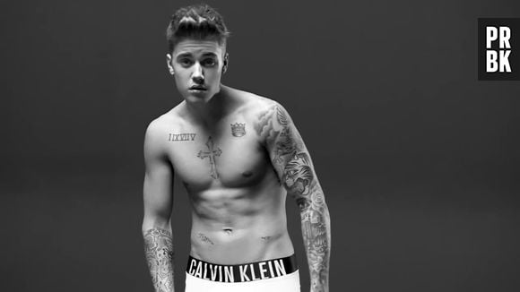 Justin Bieber deixou sua tattoo de cruz no peito à mostra ao posar pra Calvin Klein