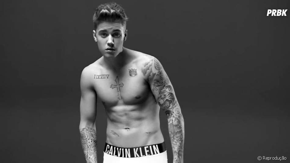 Justin Bieber deixou sua tattoo de cruz no peito à mostra