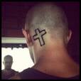 Rafael Cardoso, ator de "Além do Tempo", tem uma tatuagem de cruz na cabeça! Que dor!