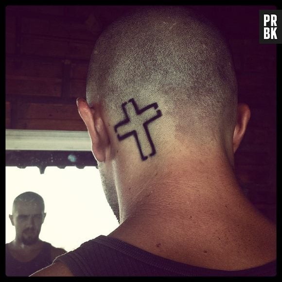 Rafael Cardoso, ator de "Além do Tempo", tem uma tatuagem de cruz na cabeça! Que dor!