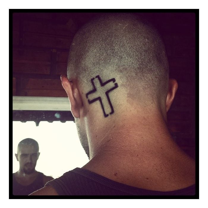 Rafael Cardoso, ator de &quot;Além do Tempo&quot;, tem uma tatuagem de cruz na cabeça! Que dor!