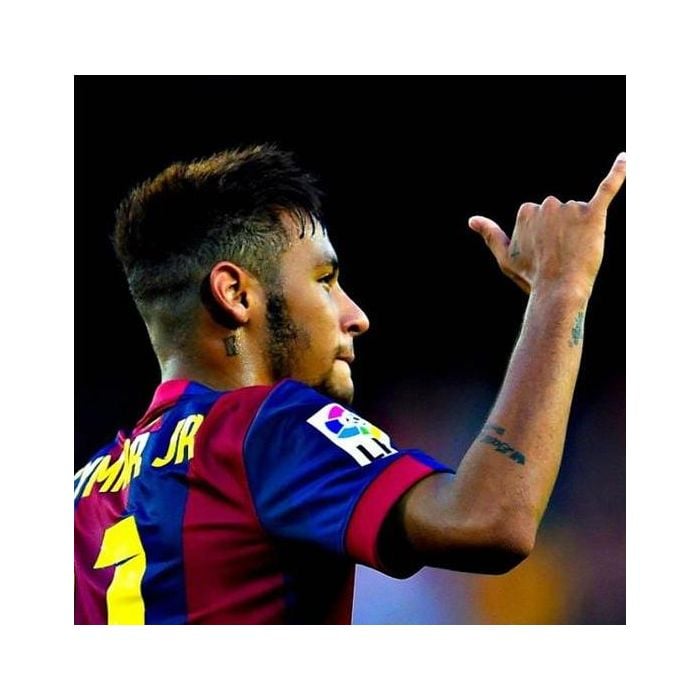 Neymar Jr. também tem uma cruz tatuada na mão