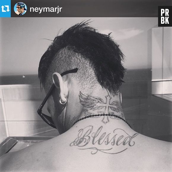 Neymar Jr. tem muitos desenhos de cruz pelo corpo