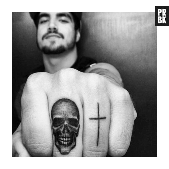 Caio Castro tem uma cruz tatuada ao lado de uma caveira. Radical!