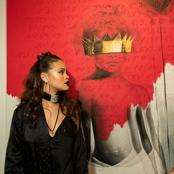 Rihanna conta que capa de &quot;Anti&quot; é inspirada em seu primeiro dia na creche