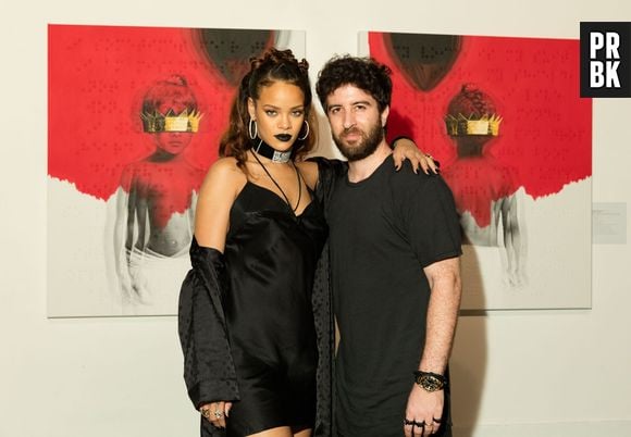 Rihanna posa com Roy Nachum, artista responsável pela capa do álbum "Anti"