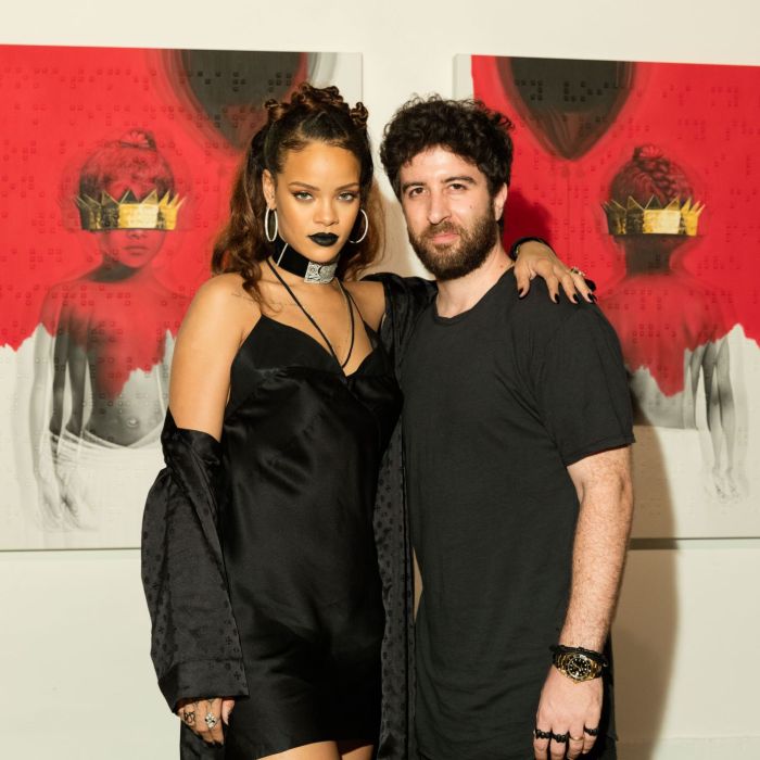 Rihanna posa com Roy Nachum, artista responsável pela capa do álbum &quot;Anti&quot;