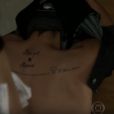 Em "I Love Paraisópolis": Grego (Caio Castro) mostra tatuagem nova para Margot (Maria Casadevall)