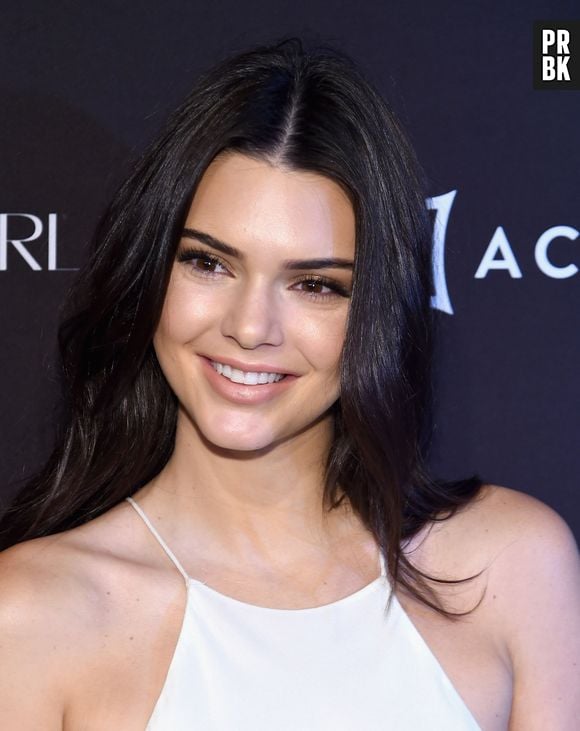 Kendall Jenner revela que piercing no mamilo deixou suas irmãs Kardashians chocadas