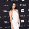 Kendall Jenner, num recente tapete vermelho, teve seu piercing no mamilo exposto por certos ângulos em um vestido branco