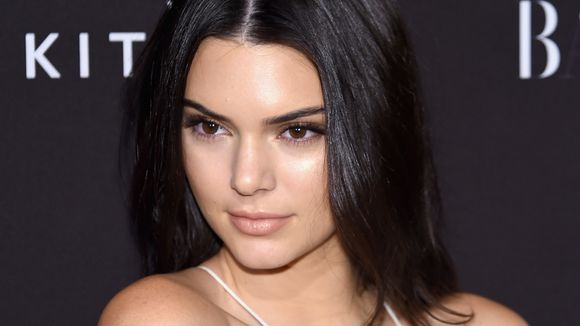 Kendall Jenner conta que piercing no mamilo chocou Kim Kardashian e suas outras irmãs!